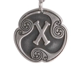 Detalle macro de colgante rúnico de plata antigua con grabado gótico y la letra X - Runa Gebo (Estilo 7)