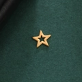 Makroaufnahme von 18K vergoldetem Sternanhänger mit poliertem hohlem Sterndesign - Pentagrammform - Gold