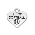 Détail macro du pendentif en forme de cœur softball avec gravure et fini métal - J'aime le Softball (Style 24)