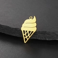 Dettaglio macro di un ciondolo a cono gelato placcato oro 18K con trama a traliccio - Oro