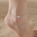 Detail einer silbernen Flugzeug-Fußkette am Strand von einem Model getragen - Stil 1-Einzelne Kette (Fußkettchen) / Stahlfarben