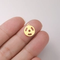 Makroaufnahme eines kleinen goldenen Edelstahl-Rundanhängers für DIY-Schmuckherstellung - Gold Runde Hantelscheibe