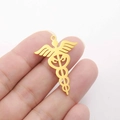 Vista macro de colgante médico Caduceo de acero inoxidable dorado con alas - Dorado