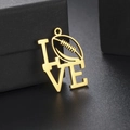 Dettaglio del ciondolo LOVE dorato con design football su scatola regalo nera - Stile Motivo Rugby (Stile 4-Oro)