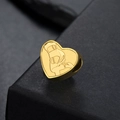 Gros plan d'un pendentif cœur doré pour bijoux DIY avec motif gravé au laser sur fond noir - Silhouette-Or