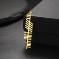 Dettaglio del ciondolo rettangolare dorato con incisione Ogham su ardesia nera - Stile Cuore / Oro