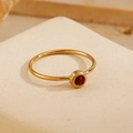 Minimalistischer goldener Edelstahlring mit rundem rotem Geburtsstein in Zargenfassung - US 6 / Januar Rot (Granatfarbe)