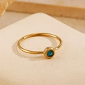 Schmaler goldener Edelstahlring mit rundem tiefblauem Geburtsstein in Zargenfassung - US 6 / März Hellblau (Aquamarinfarbe)