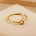 Minimalistischer Ring aus vergoldetem Edelstahl mit rundem hellem Geburtsstein - US 6 / April Weiß (Diamant/Kristallfarbe)