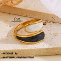 Anello regolabile in acciaio inossidabile dorato con motivo smaltato bianco e nero - Anello Geometrico - Bianco e Nero