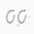 Gedrehte C-förmige Edelstahl-Ohrringe in Silber, 2,7 cm hoch mit poliertem Finish - Verdrehte Textur (431) / Silber
