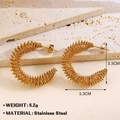 Gouden roestvrijstalen oorringen met draadgewikkeld spoelontwerp en 3,3 cm diameter - Goud (626)