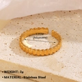 Verstelbare gouden roestvrijstalen ring met verticaal gecanneleerde textuur van 2 gram - Gouden Verticaal Gegroefde Stijl (830)