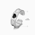 Bague large argentée avec motif de cœurs et cœur en émail noir, taille 1,7 cm - Style Large Bande Multi Cœurs (335) / Acier