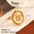Anello regolabile in acciaio inox dorato con inserto ovale bianco e lettera E 3D - Lettera E