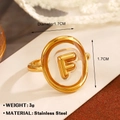 Anello in acciaio inossidabile dorato lucido con lettera F bombata e design ovale - Lettera F