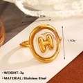 Anello in acciaio inossidabile dorato con cornice ovale spessa e design lettera H 3D - Lettera H