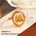 Anello in acciaio inossidabile dorato con lettera M in 3D e inserto trasparente - Taglia M