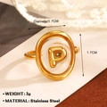 Anello in acciaio inossidabile dorato con centro tondo trasparente e lettera P oro - Lettera P