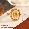 Anello in acciaio inossidabile dorato dal design spesso con lettera R al centro - Lettera R