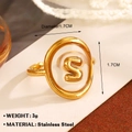 Anello in acciaio inossidabile dorato lucido con lettera S incastonata nella resina - Taglia S