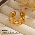 Bague ajustable en acier doré avec motifs de cœurs évidés dans son écrin à bijoux - Or (ZN1149-1091-1)