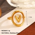 Anello in acciaio inossidabile dorato con superficie ovale e dettaglio lettera V - Lettera V