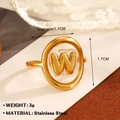 Anello in acciaio inossidabile dorato con inserto ovale e dettaglio della lettera W - Lettera W