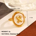 Anello in acciaio inossidabile dorato con lettera X 3D su superficie ovale liscia - Lettera X