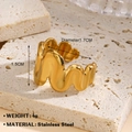Anillo de acero inoxidable dorado con textura de lava minimalista sobre piedra - Estilo De Ola De Lava Irregular (972) / Dorado