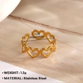 Anillo ajustable dorado de acero inoxidable con diseño de corazones calados - Fila de Corazones Huecos (477)