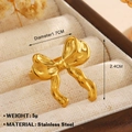 Goldener Edelstahl-Schleifenring mit Lavatextur in einer Schmuckschatulle - Gold Schleife Stil (868)