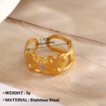 Anillo de corazón dorado de acero inoxidable ajustable con 1,7 cm de diámetro - Corazón Vinculado en Relieve (701-8)