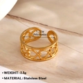 Anillo ajustable de acero inoxidable dorado con diseño de corazones calados - Banda de Corazón Hueco Continua (764)