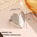 Anello a cuore in acciaio inox argento con texture martellata e diametro 1,7 cm - Stile a Cuore Martellato 3D (1180) / Colore acciaio