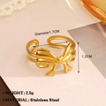 Anello dorato a forma di fiocco in acciaio inossidabile con finitura spazzolata - Stile a Fiocco Spazzolato (1181) / Oro