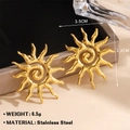 Goldene Sonnenohrringe aus Edelstahl mit Spiralstrahlen und Hammerschlag-Textur - Goldene Ohrringe
