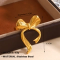 Goldener Schleifenring aus Edelstahl mit 4,5 g Gewicht und 1,7 cm Innendurchmesser - Schleife Stil (1818) / Gold