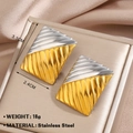Zweifarbige Ohrringe aus Edelstahl in Gold und Silber mit diagonalem Rippenmuster - Zweifarbige quadratische Ohrringe