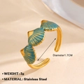 Anello in acciaio inossidabile placcato oro 18k con smalto blu e design a conchiglia da 1,7cm - Stile Tripla Conchiglia Blu Ciano (Anello d'Oro 1001)