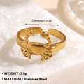 Goldener Krabbenring aus Edelstahl mit Meeresmotiven auf weißen Mineralsteinen präsentiert - Krabbenform-Stil (774) / Einstellbar Offen / Gold