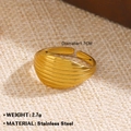 Anillo abierto de acero inoxidable dorado con relieve de rayas horizontales para mujer - 1459 Striped Embossed Style / Dorado
