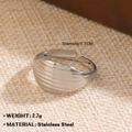 Anillo minimalista de acero inoxidable plateado con textura lineal, peso 2,7g y diámetro de 1,7cm - 1459 Striped Embossed Style / Plateado