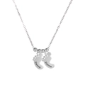 Vue détaillée des pendentifs pieds de bébé en acier avec gravure de nom personnalisée - Argent-2 Empreintes