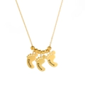 Detailopname van gouden babyvoetjes hangers met naamgravure op een kralen halsketting - Goud-3 Voetafdrukken