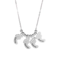 Detailopname van zilveren ketting met babyvoetjes hangers en gepersonaliseerde gravure - Zilver-4 Voetafdrukken