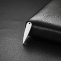 Macro-opname van de zilveren druppelvormige hanger met een gepolijste spiegelafwerking - Staalkleur