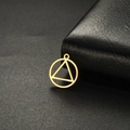 Detail eines 18K vergoldeten Edelstahl-Anhängers mit geometrischem Dreiecksdesign - Gold