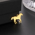Vue macro du pendentif cheval en acier inoxydable plaqué or 18K sur boîte à bijoux - Doré