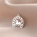 Pendentif fer à cheval argenté avec silhouette de cheval sur satin rose soyeux - Acier